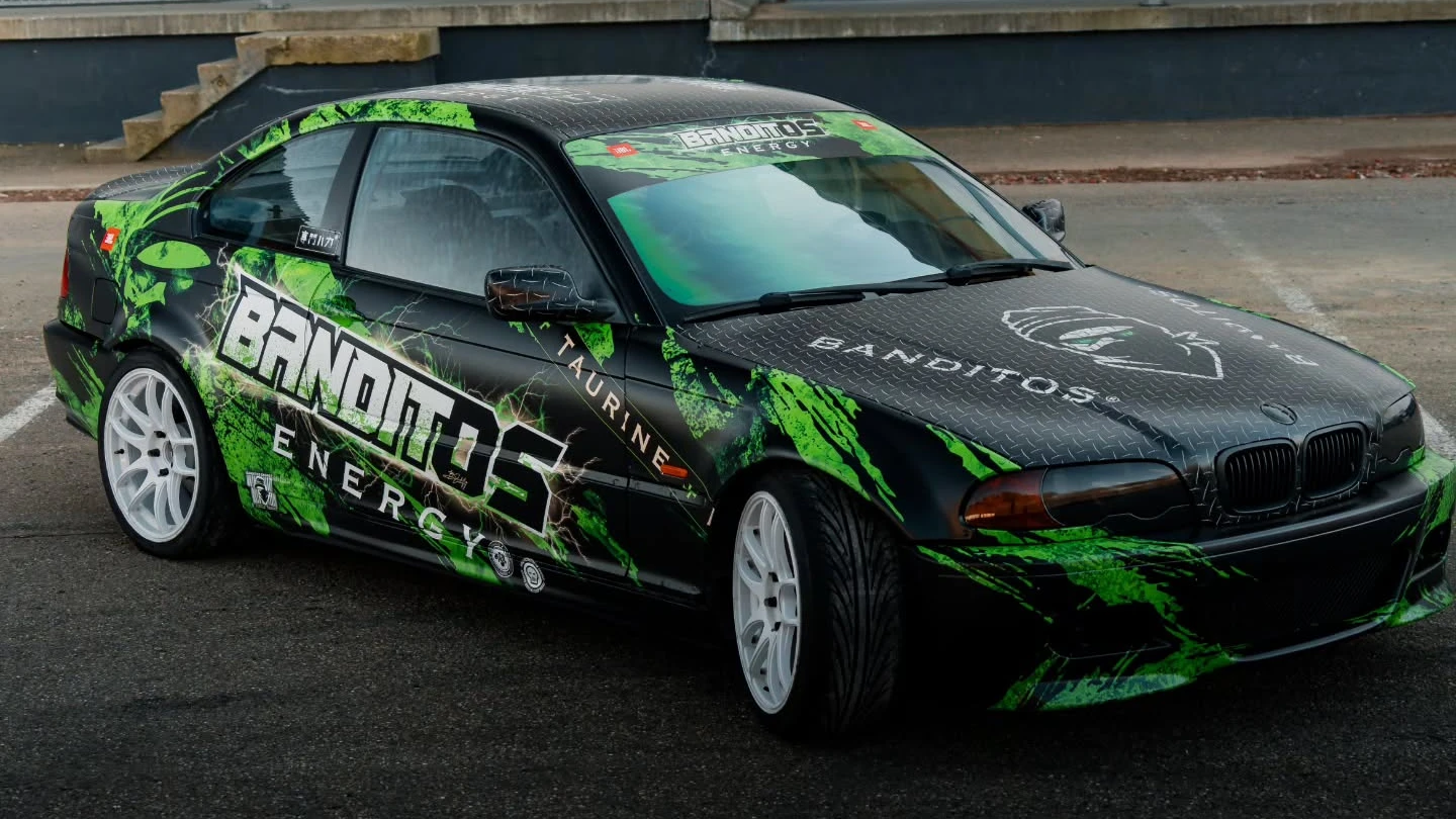 BMW E46 Banditos Energy custom livery wrap — driekwart voorkant met traanplaat-motorkap — FRD × WMR
