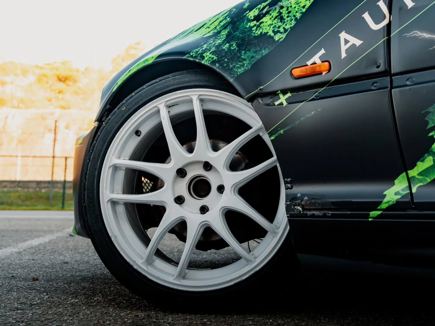 BMW E46 Banditos Energy custom livery wrap — detail voorwiel en TAURINE-belettering — FRD × WMR