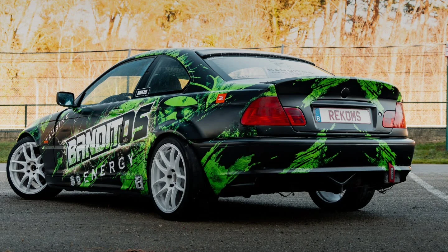 BMW E46 Banditos Energy custom livery wrap — driekwart achterkant — FRD × WMR