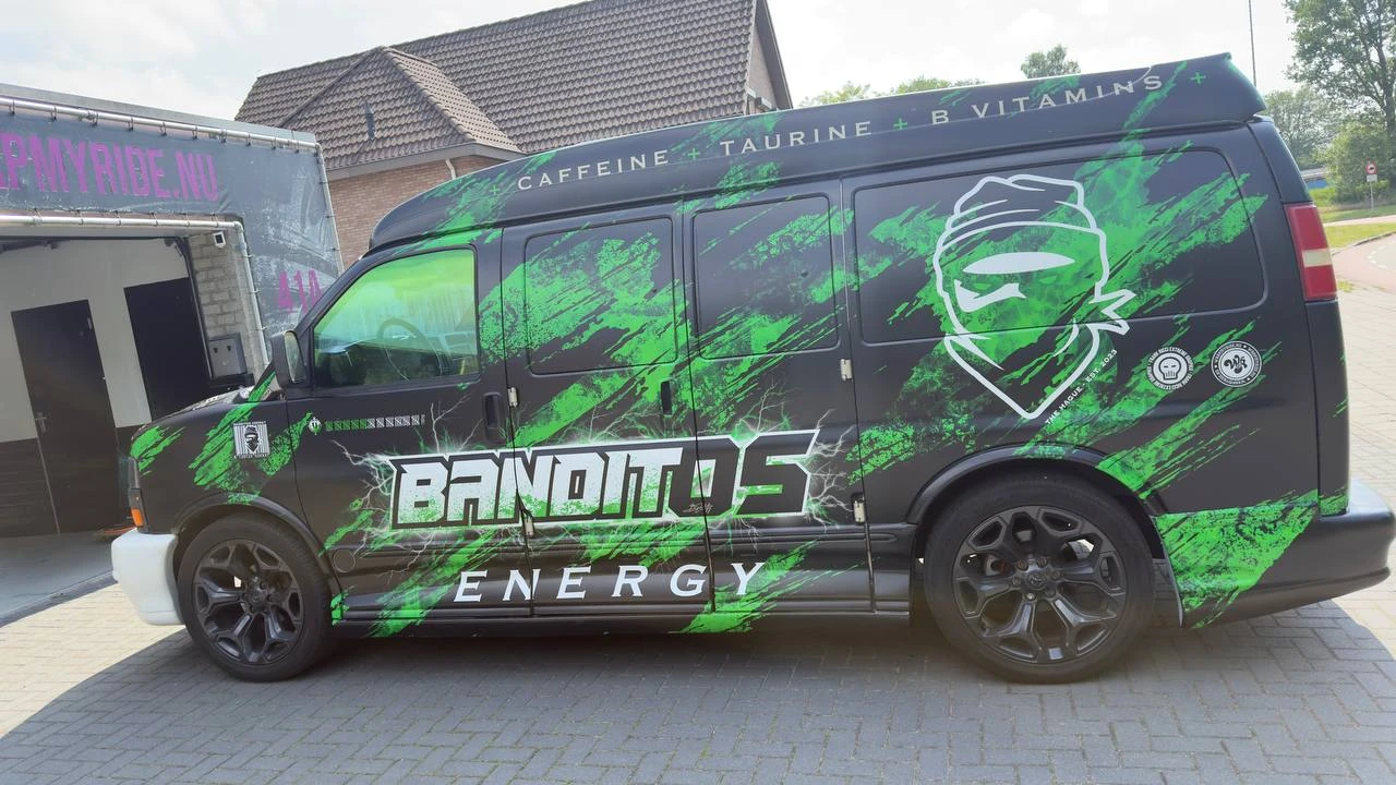 GMC Savana Banditos Energy custom livery wrap — zijkant met BANDITOS-letters — FRD × WMR
