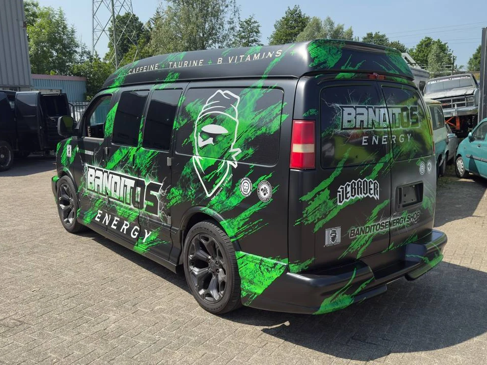 GMC Savana Banditos Energy custom livery wrap — driekwart achterkant — FRD × WMR