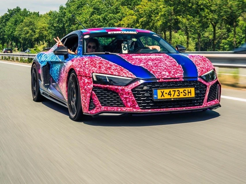 Audi R8 Black Onyx custom livery wrap — voorkant op de weg — FRD × WMR