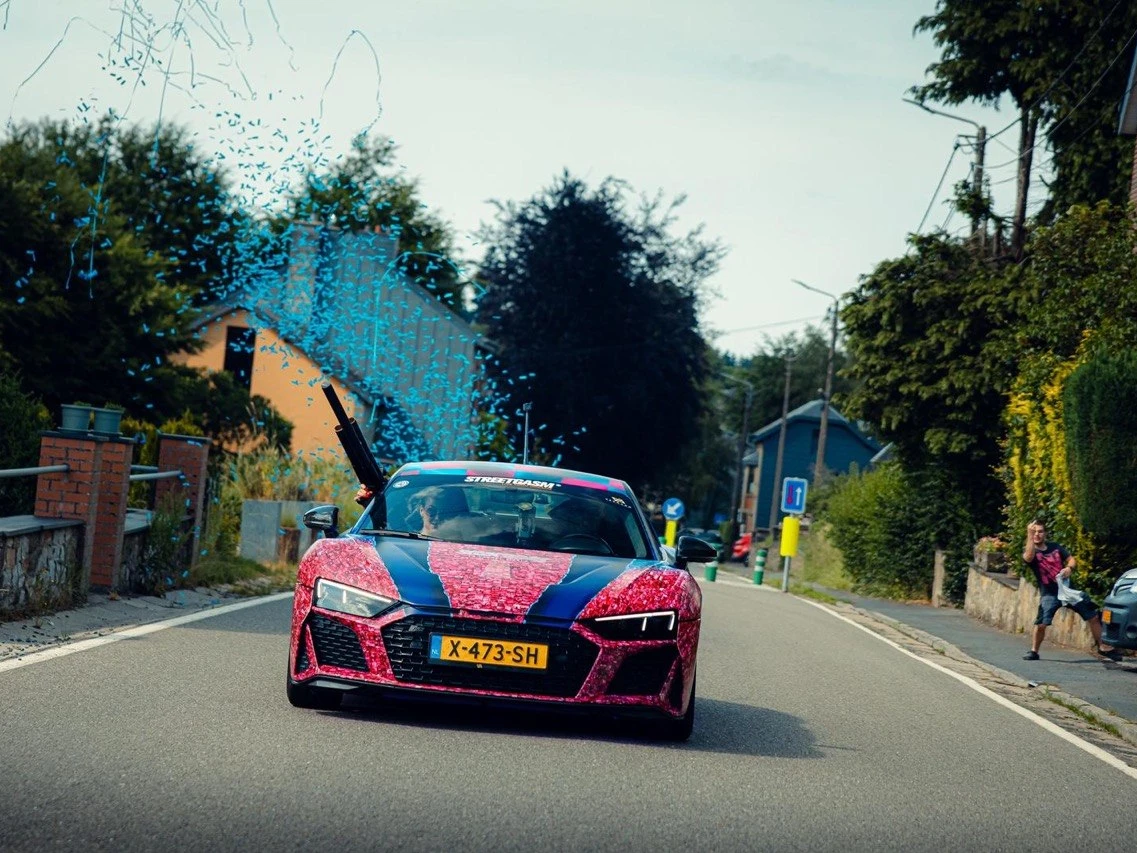 Audi R8 Black Onyx custom livery wrap — confetti bij de start — FRD × WMR
