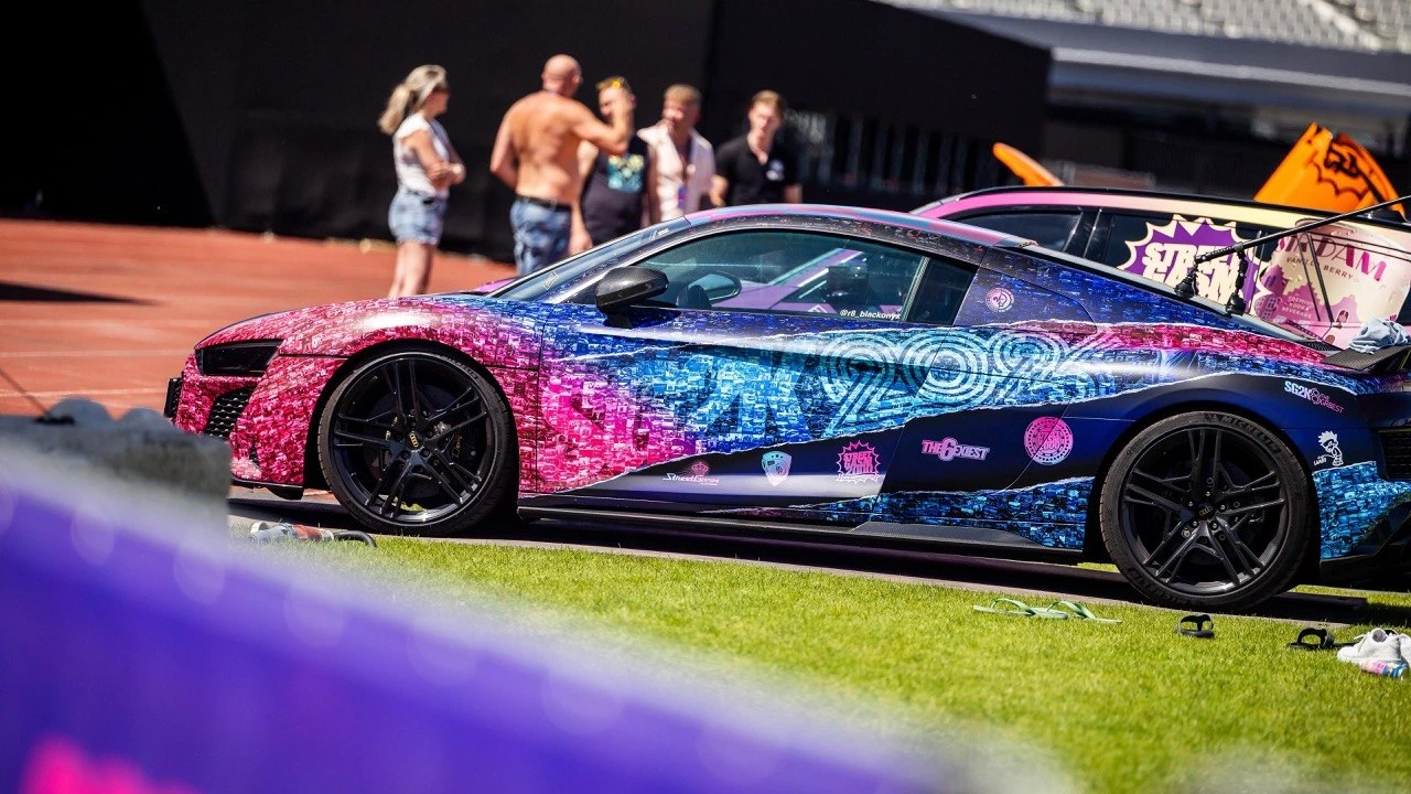 Audi R8 Black Onyx custom livery wrap — zijkant met SG2K en fotomozaïek — FRD × WMR