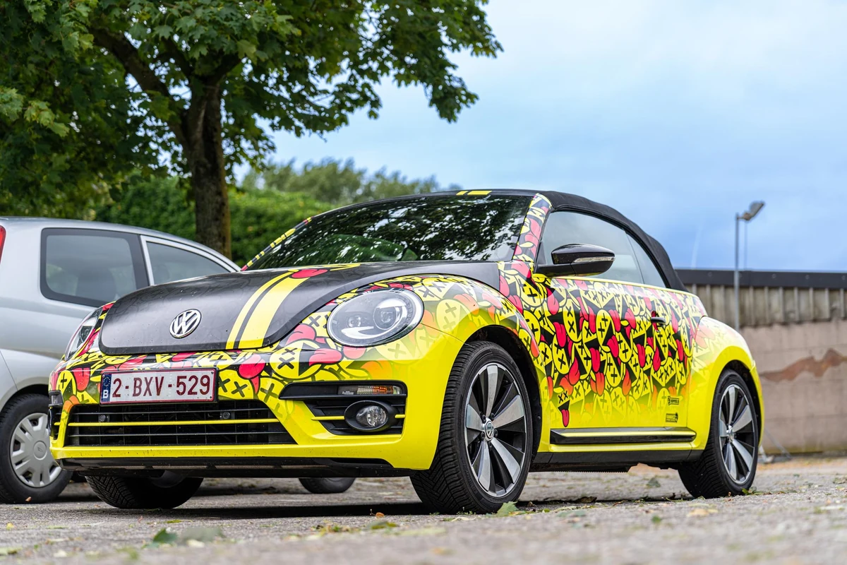 VW Beetle Cabrio graffiti custom livery voor Dj PatB — Frank Ricci Design × WMR