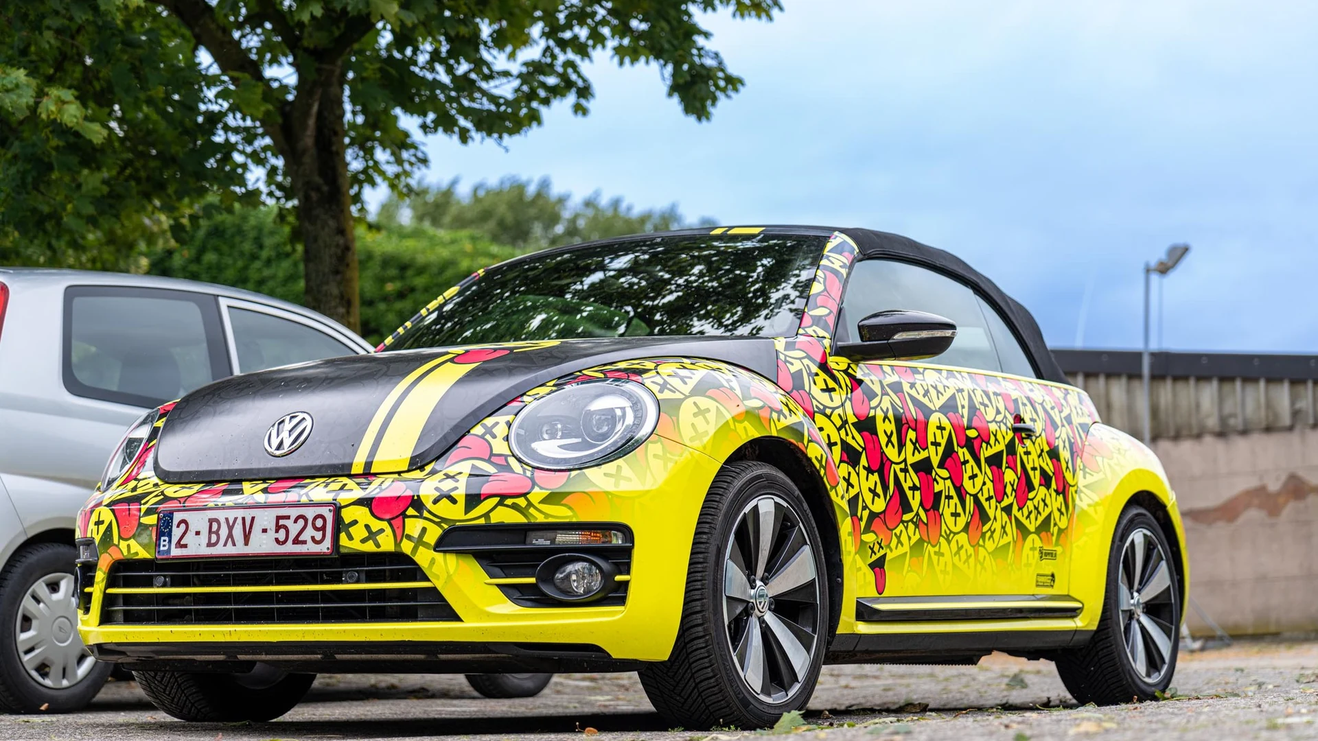 VW Beetle Cabriolet graffiti custom livery voor Dj PatB — Frank Ricci Design × Wrap My Ride