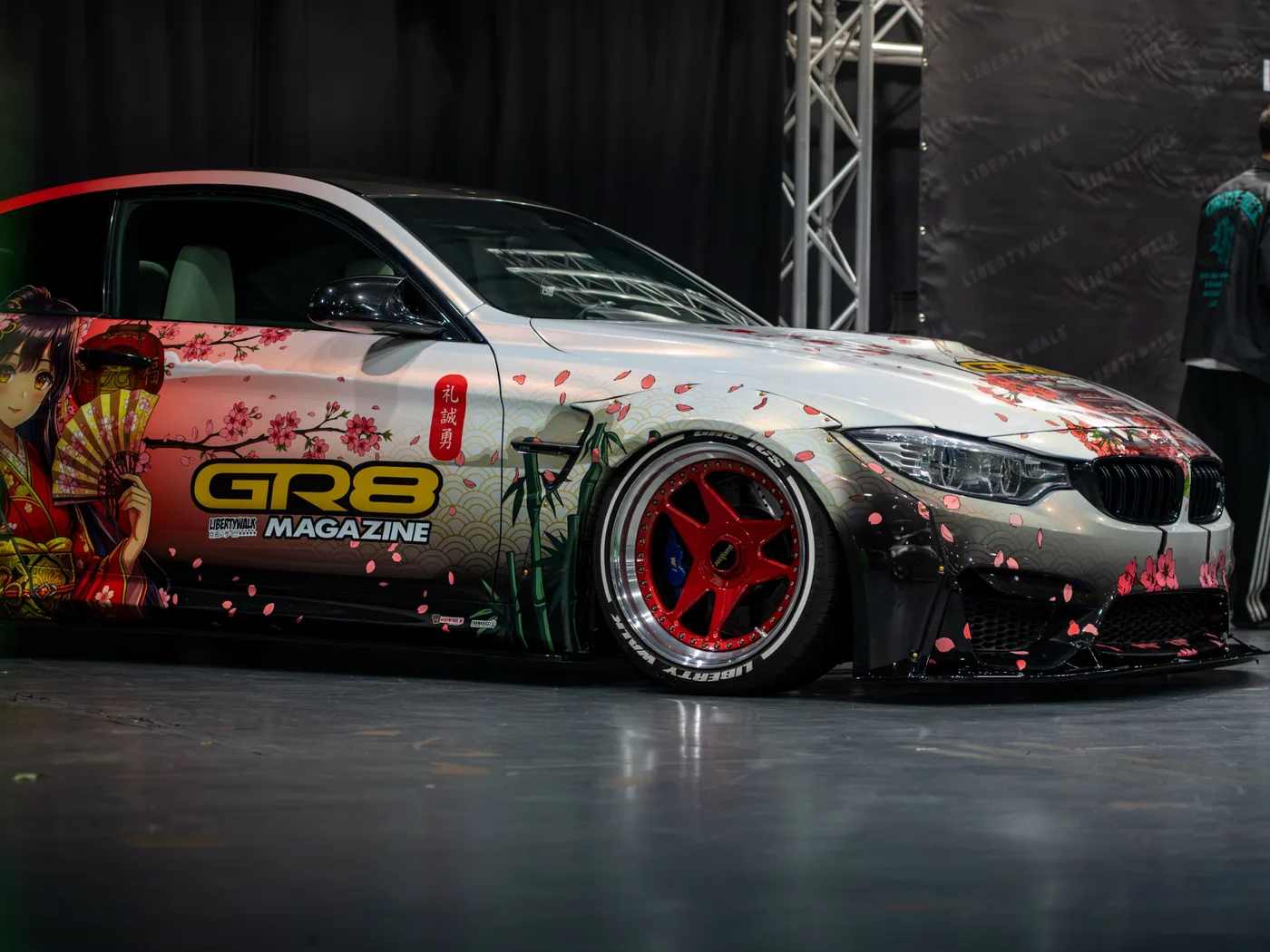 BMW M4 Liberty Walk GR8 Magazine Japanse custom livery — zijkant — FRD × WMR