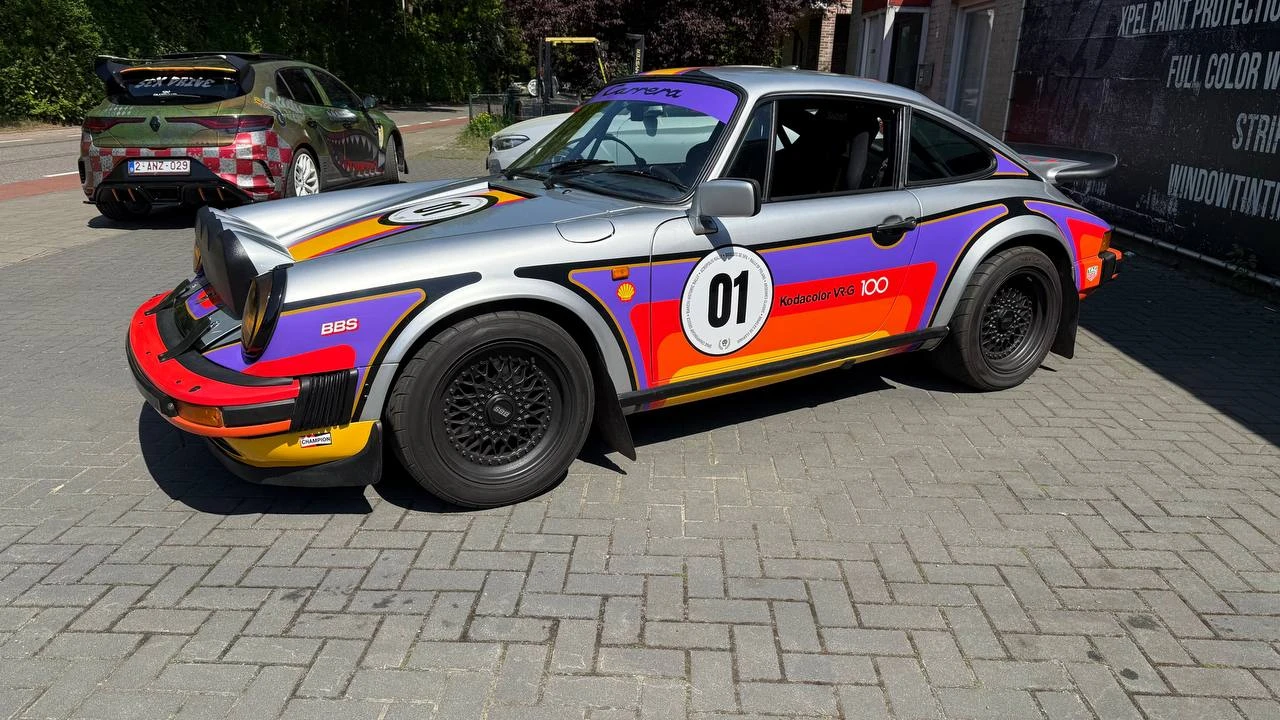 Porsche 911 Carrera Kodak custom livery wrap — zijkant met Kodacolor en startnummer 01 — FRD × WMR