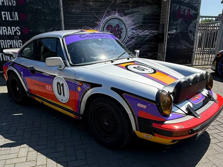 Porsche 911 Carrera Kodak custom livery wrap — driekwart voorkant — FRD × WMR