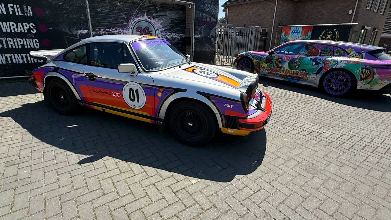 Porsche 911 Carrera Kodak custom livery wrap — naast de Porsche Taycan — FRD × WMR