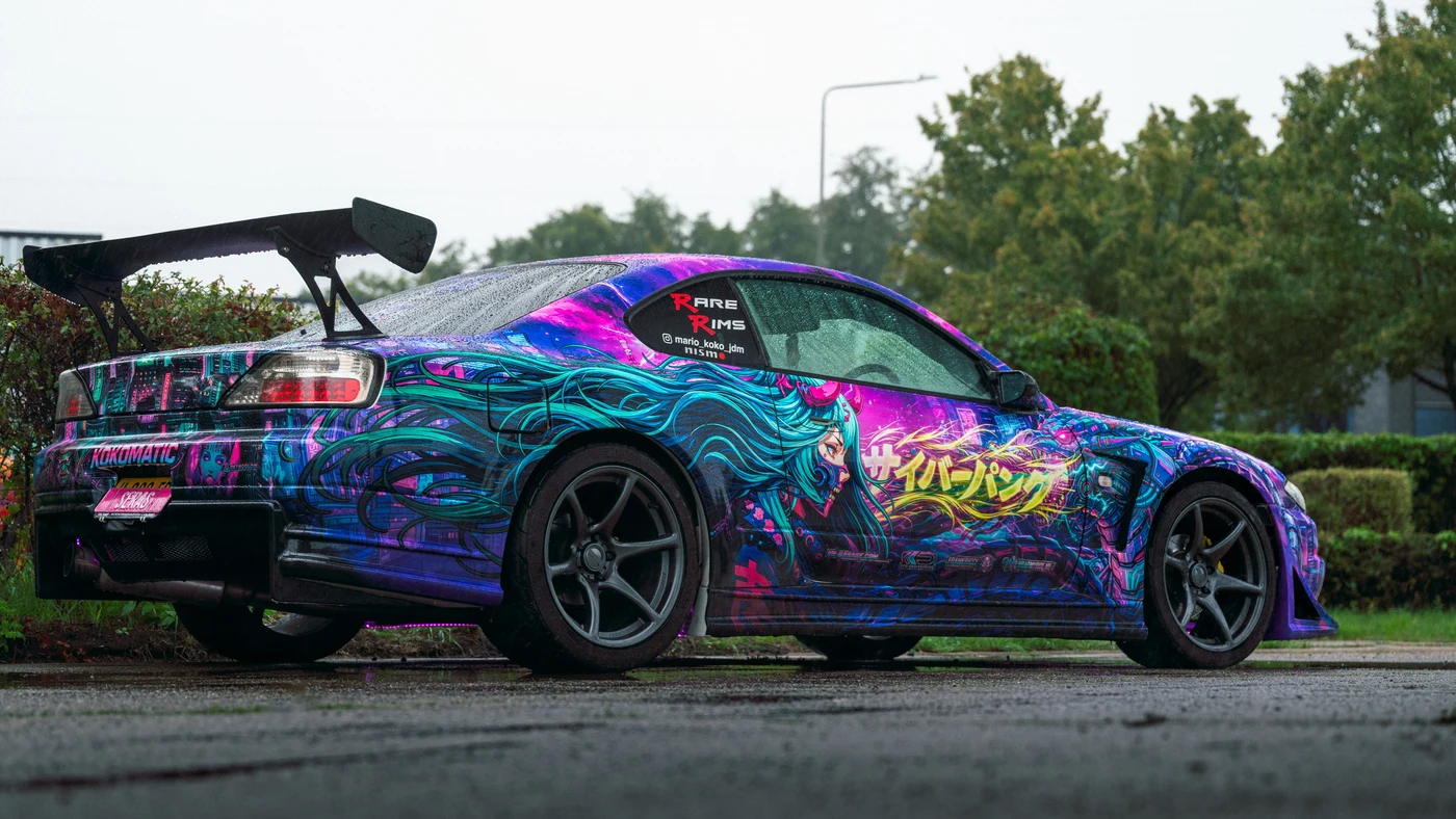 Nissan Silvia S15 cyberpunk custom livery wrap — driekwart achterkant — FRD × WMR