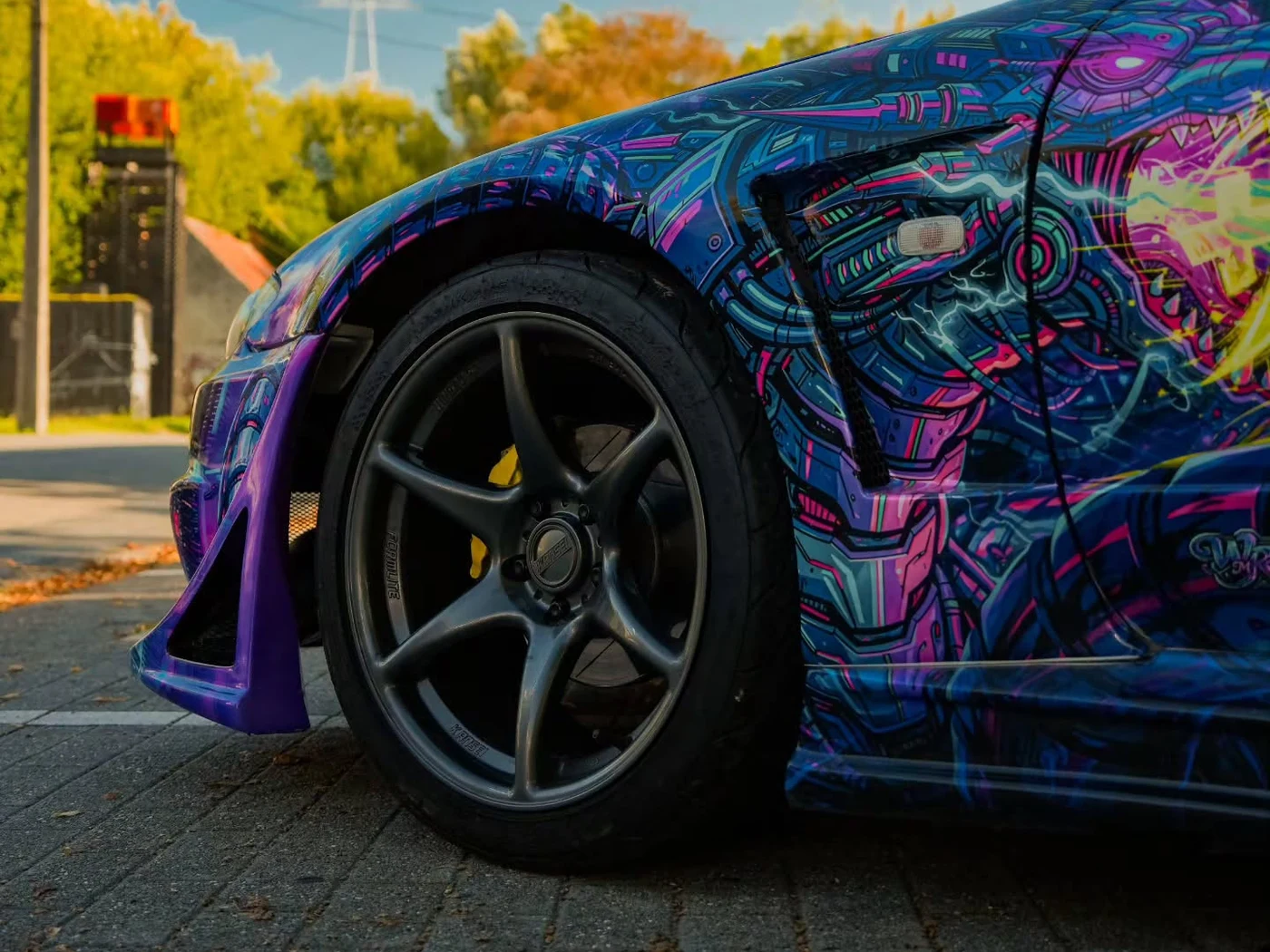 Nissan Silvia S15 cyberpunk custom livery wrap — detail spatbord en wiel — FRD × WMR
