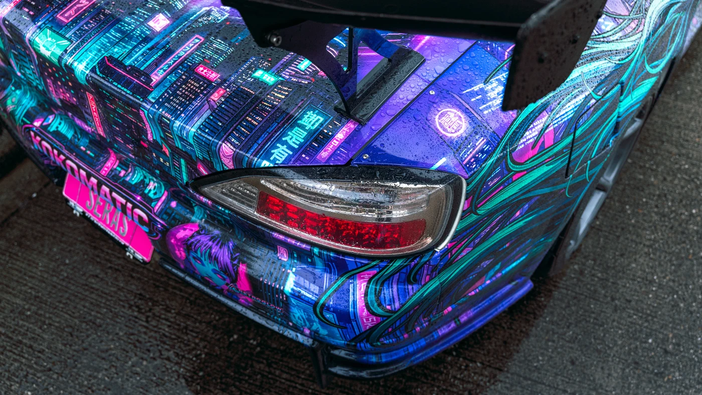 Nissan Silvia S15 cyberpunk custom livery wrap — detail achterlicht en neon-skyline — FRD × WMR
