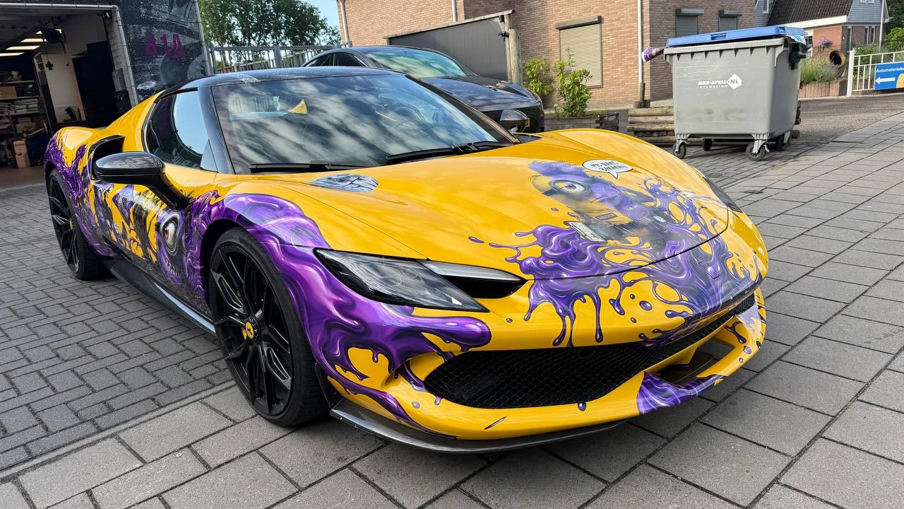Ferrari 296 GTB custom Minions wrap — voorkant — FRD × WMR