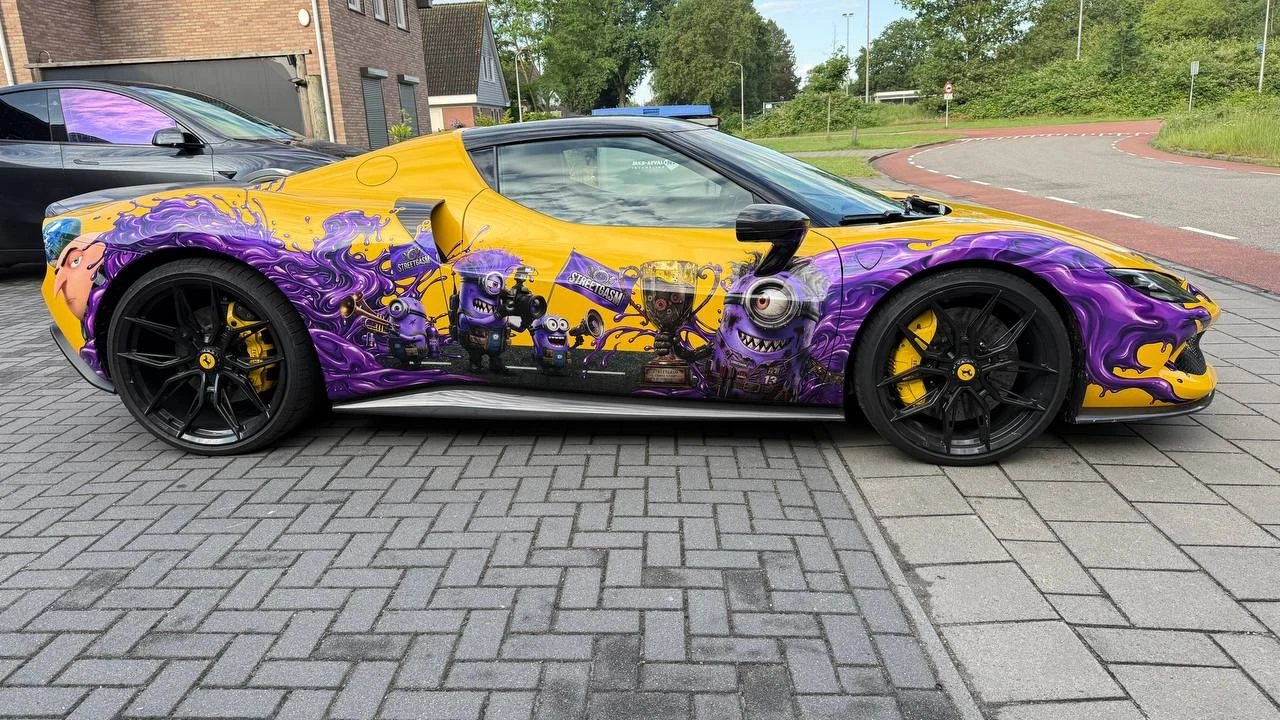 Ferrari 296 GTB custom Minions wrap — zijkant met paarse Minions — FRD × WMR