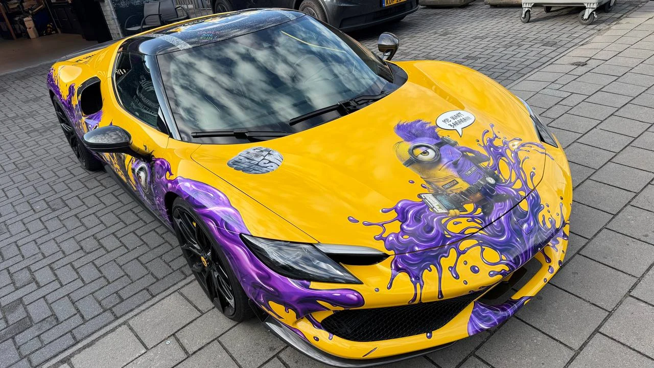 Ferrari 296 GTB custom Minions wrap — motorkap met Minion — FRD × WMR