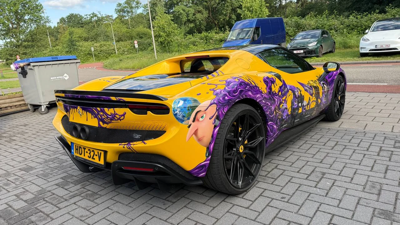 Ferrari 296 GTB custom Minions wrap — achterkant met Gru — FRD × WMR