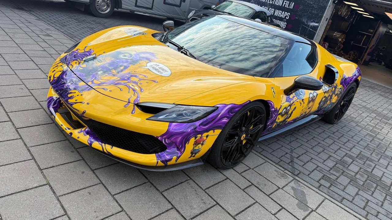 Ferrari 296 GTB custom Minions wrap — driekwart voorkant — FRD × WMR
