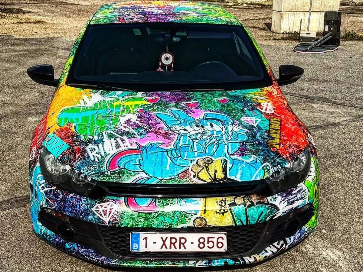 Volkswagen Scirocco Psycho Rocco custom livery wrap — voorkant buiten met de illustratie op de motorkap — FRD × WMR