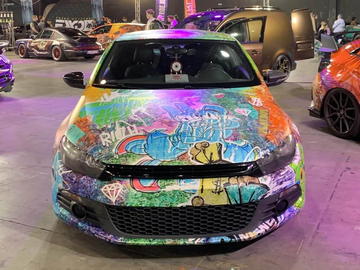 Volkswagen Scirocco Psycho Rocco custom livery wrap — voorkant op de beurs — FRD × WMR