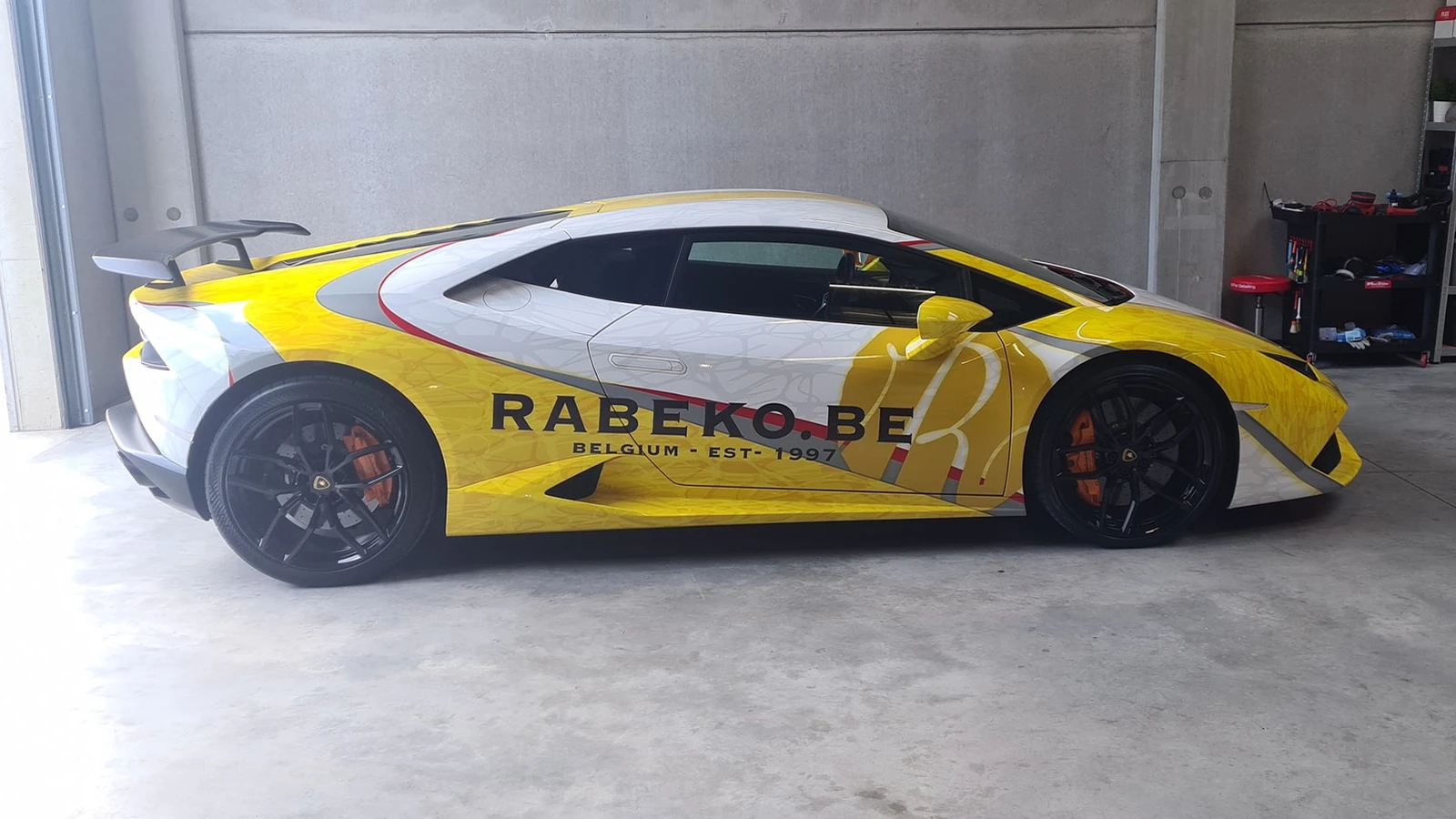 Lamborghini Huracán Rabeko custom livery wrap — flank met RABEKO.BE-letters en R-monogram — FRD × WMR