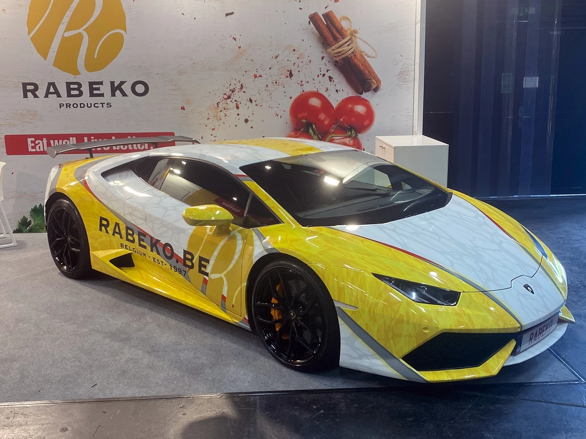 Lamborghini Huracán Rabeko custom livery wrap — driekwart voorkant op de stand van Rabeko — FRD × WMR