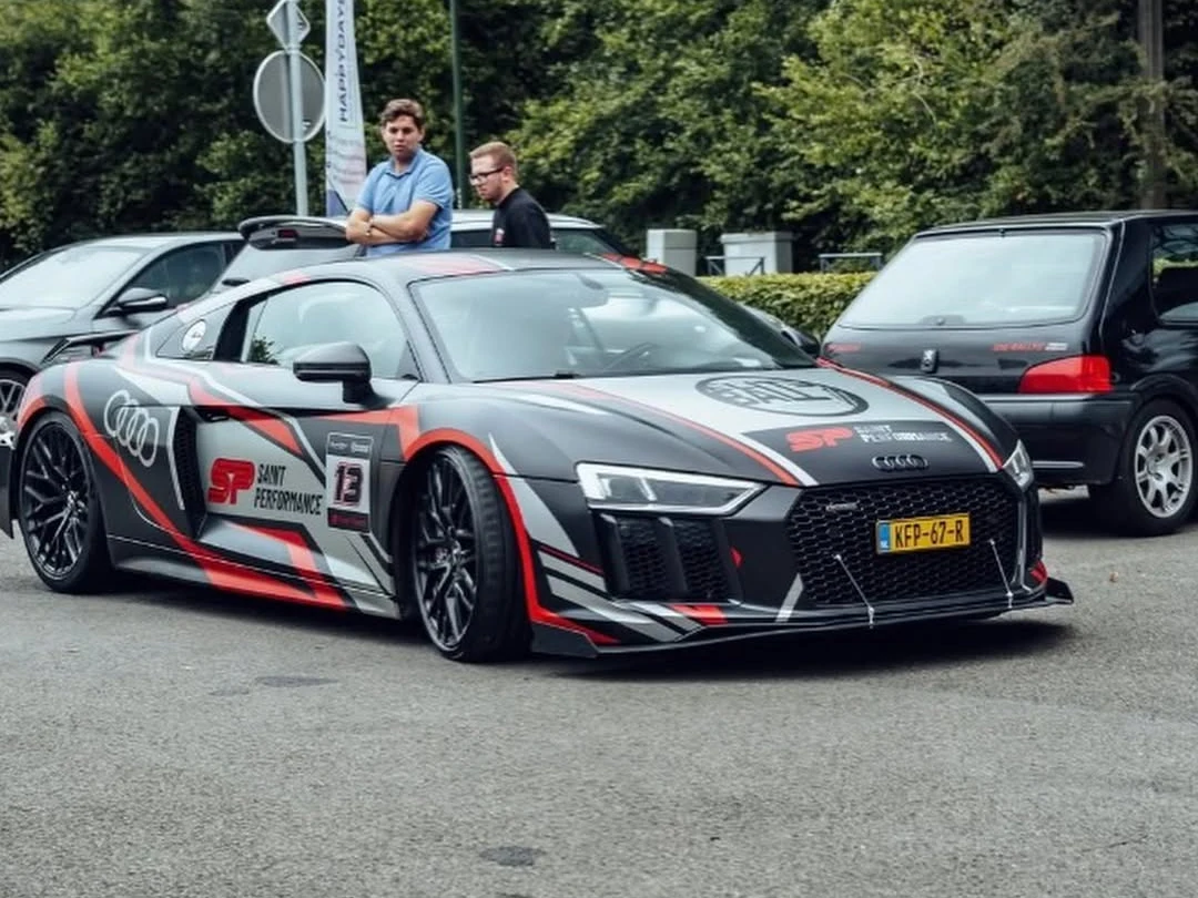 Audi R8 wrap Saint Performance custom racing livery — op een treffen — FRD × WMR