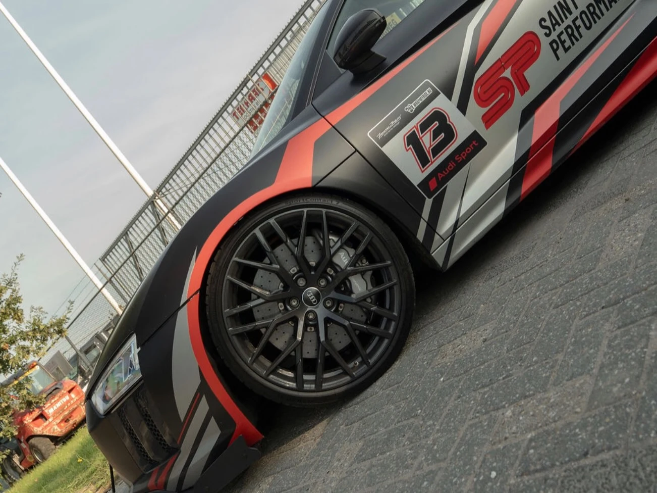 Audi R8 wrap Saint Performance custom racing livery — detail deur met SP-logo en nummer 13 — FRD × WMR