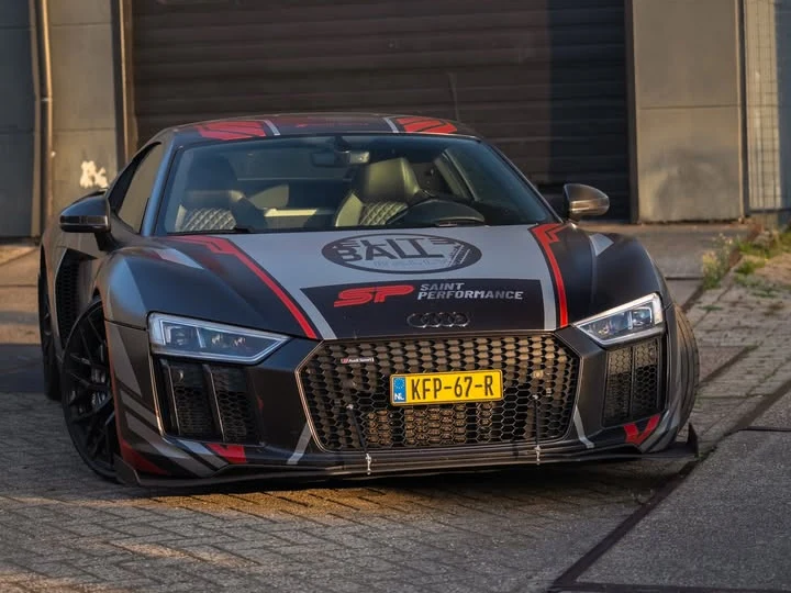 Audi R8 wrap Saint Performance custom racing livery — voorkant bij Saint Performance — FRD × WMR