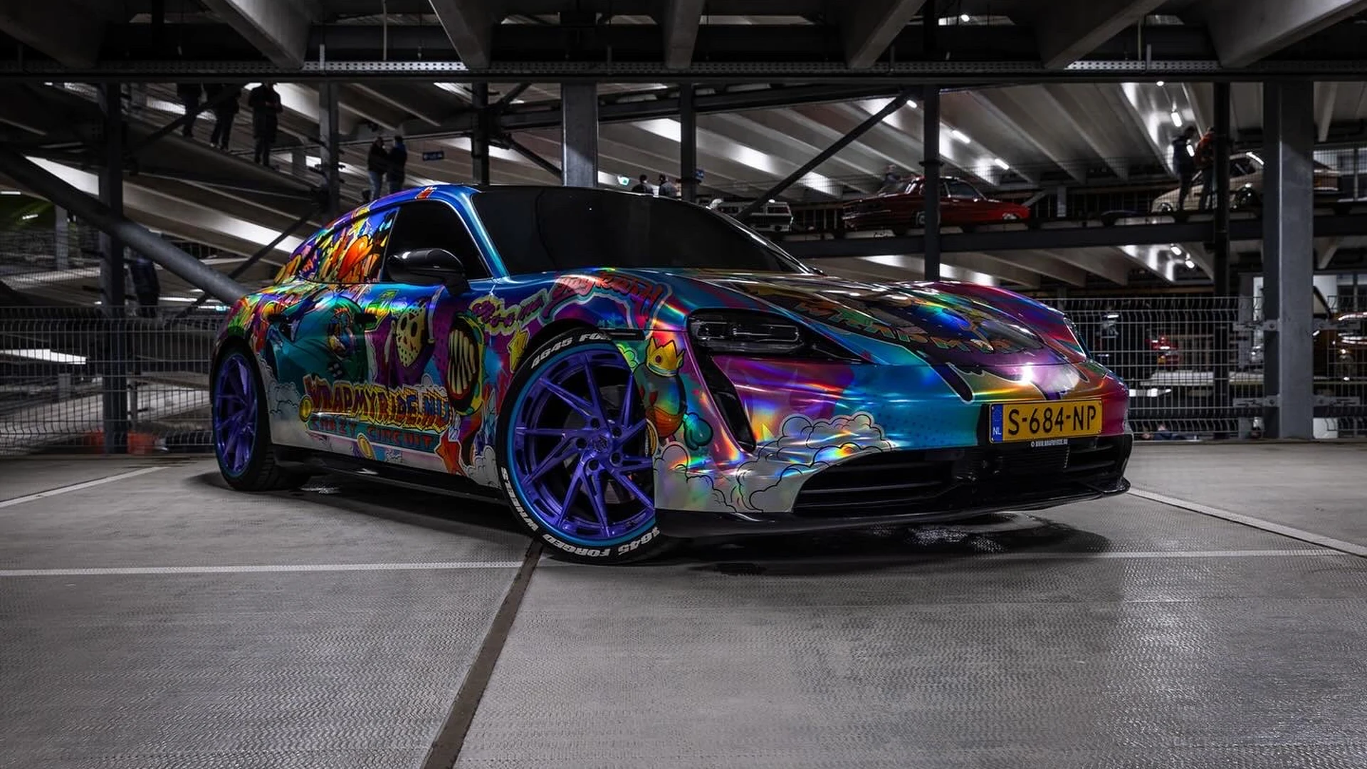 Porsche Taycan abstract custom livery voor Taykart Deluxe — Frank Ricci Design × Wrap My Ride