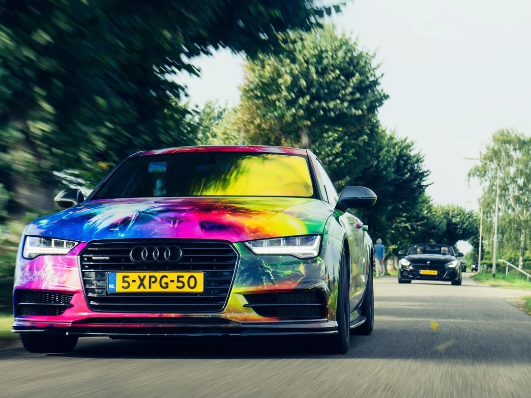 Audi A7 The A7venger custom livery wrap — rijdend, voorkant — FRD × WMR
