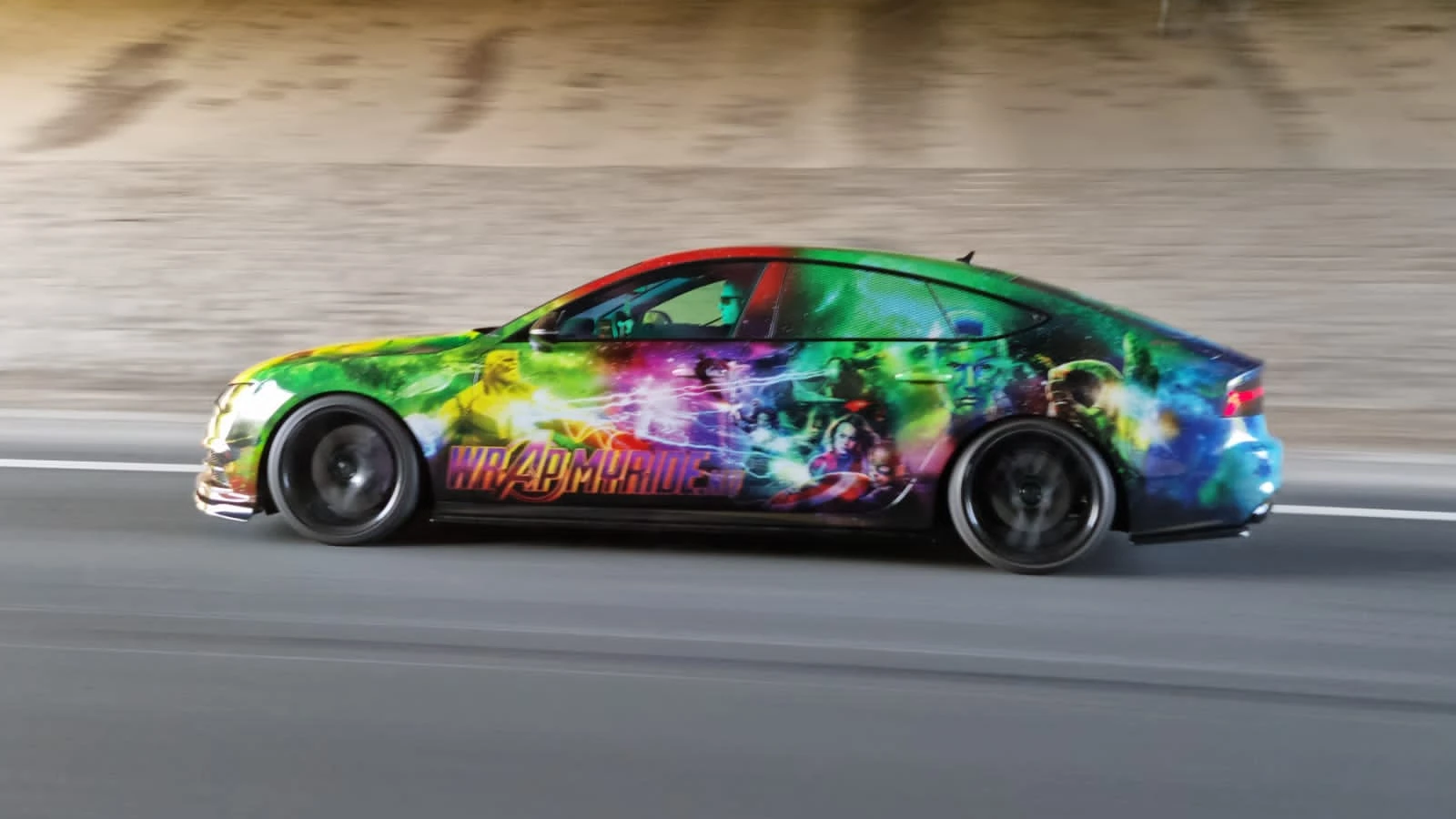 Audi A7 The A7venger custom livery wrap — rijdend, groene kant — FRD × WMR