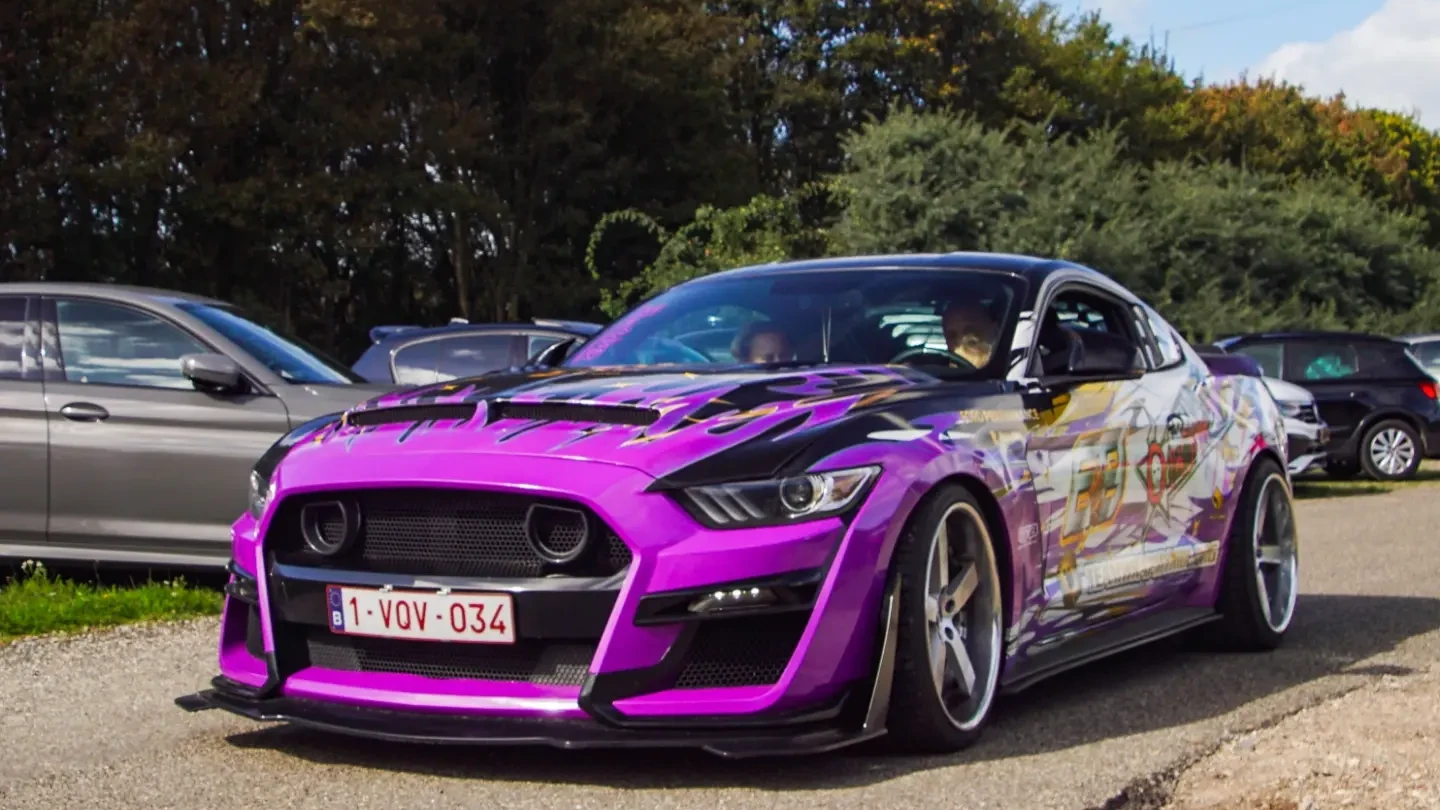Ford Mustang S550 The Tiki custom livery wrap — voorkant met brede bumper — FRD × WMR