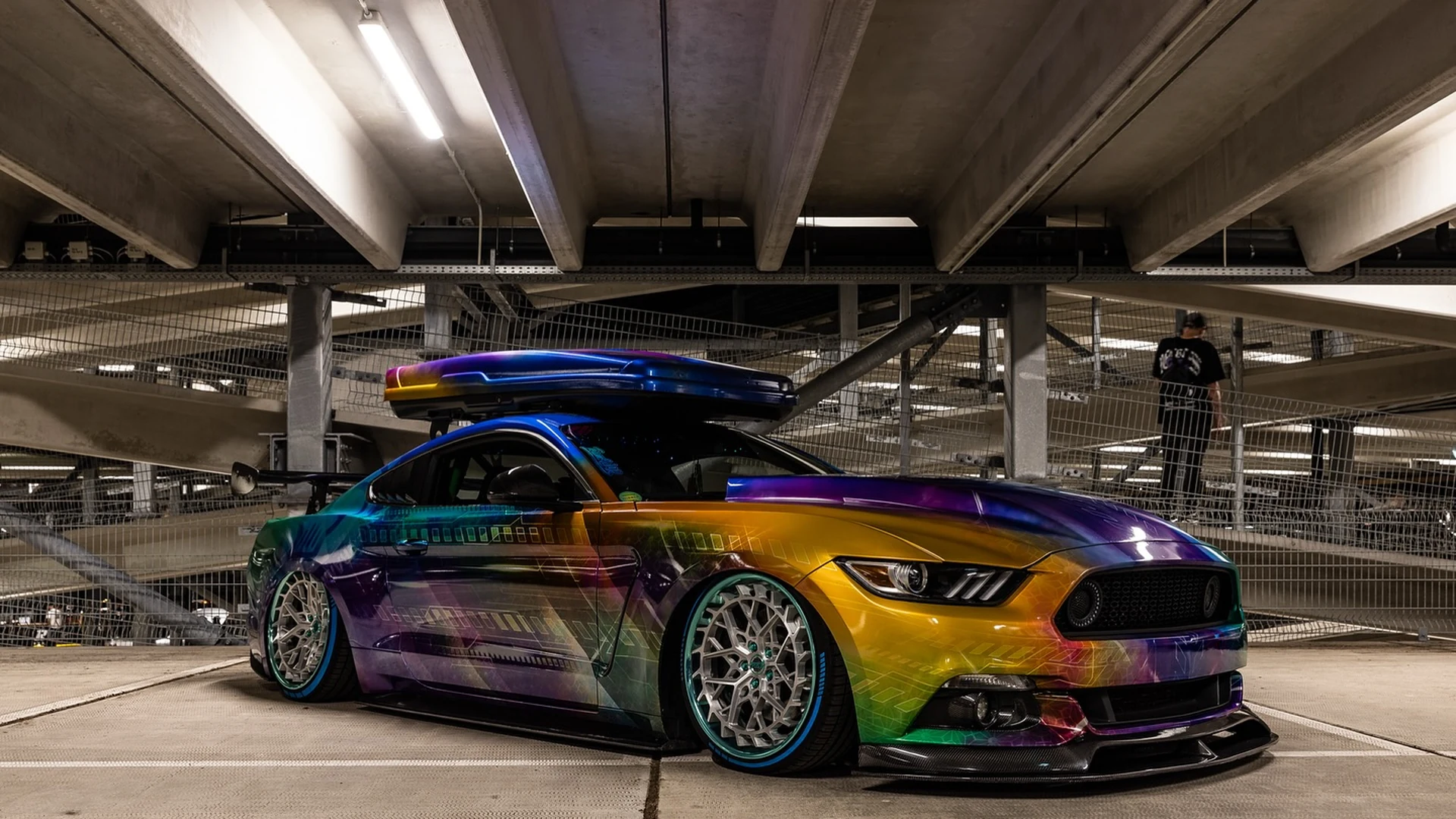 Ford Mustang holografische regenboog custom livery voor Uni.C.Porn — Frank Ricci Design × Wrap My Ride