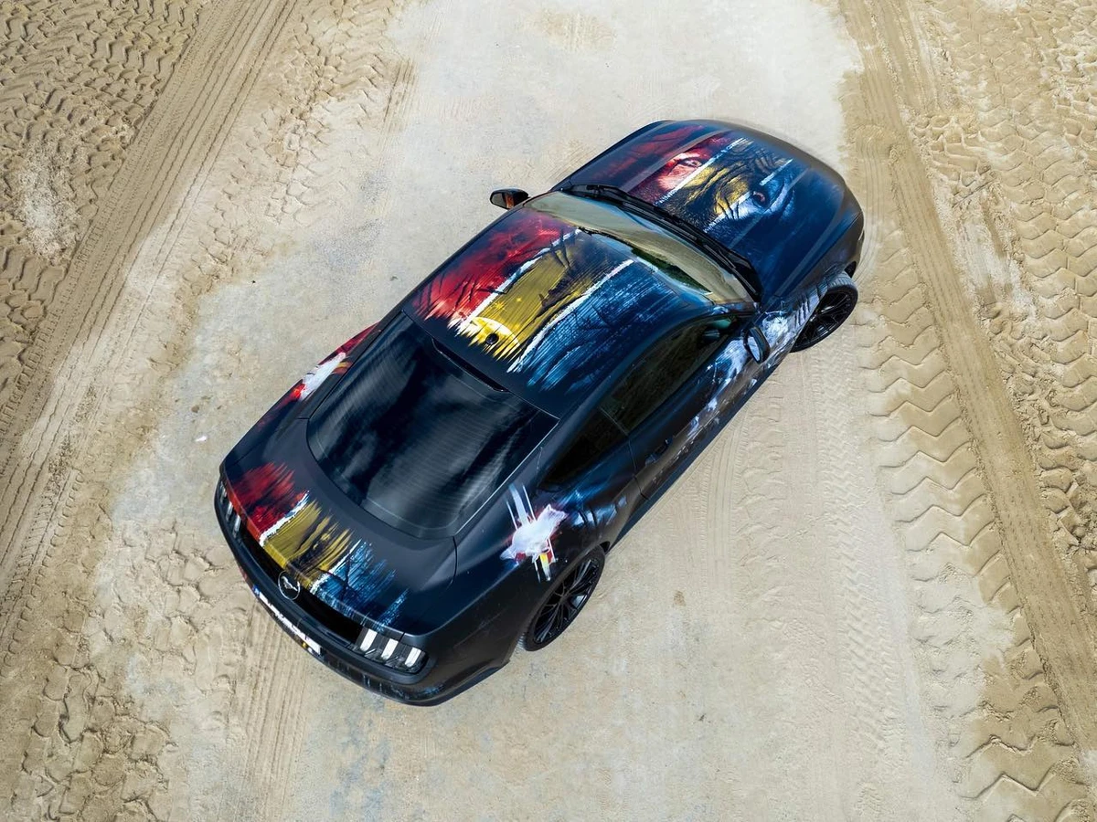 Ford Mustang Wolftang custom livery wrap — dronefoto driekwart achterkant — FRD × WMR