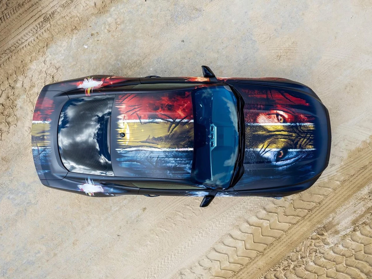 Ford Mustang Wolftang custom livery wrap — bovenaanzicht met banen over dak en motorkap — FRD × WMR
