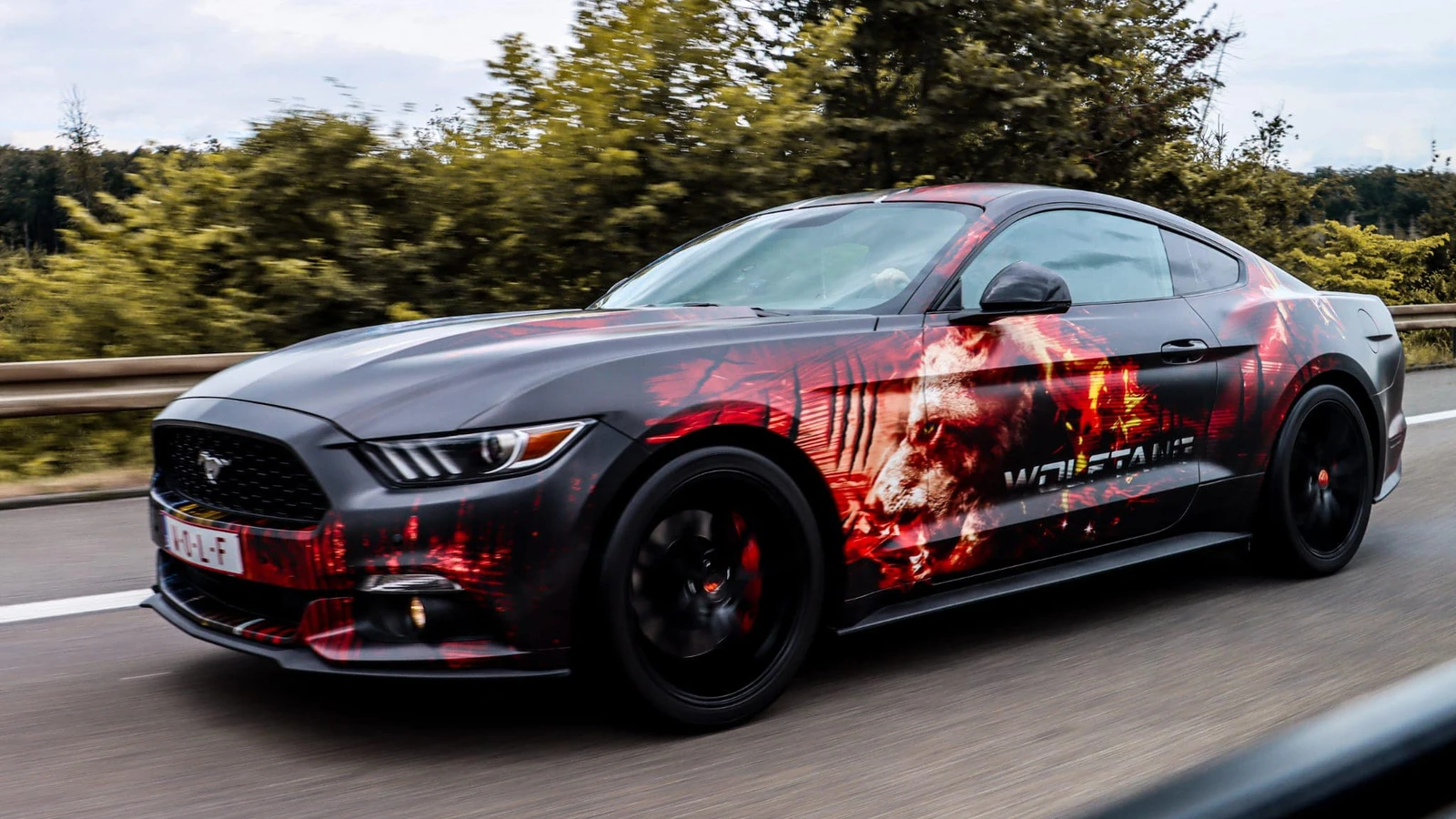 Ford Mustang Wolftang custom livery wrap — rijdend, flank met wolvenportret en WOLFTANG-letters — FRD × WMR