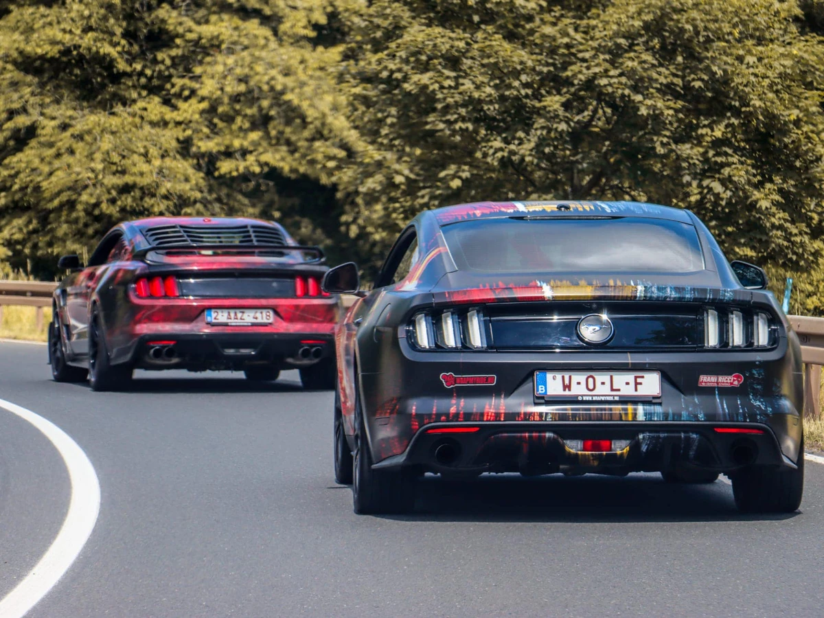 Ford Mustang Wolftang custom livery wrap — achterkant op de weg — FRD × WMR