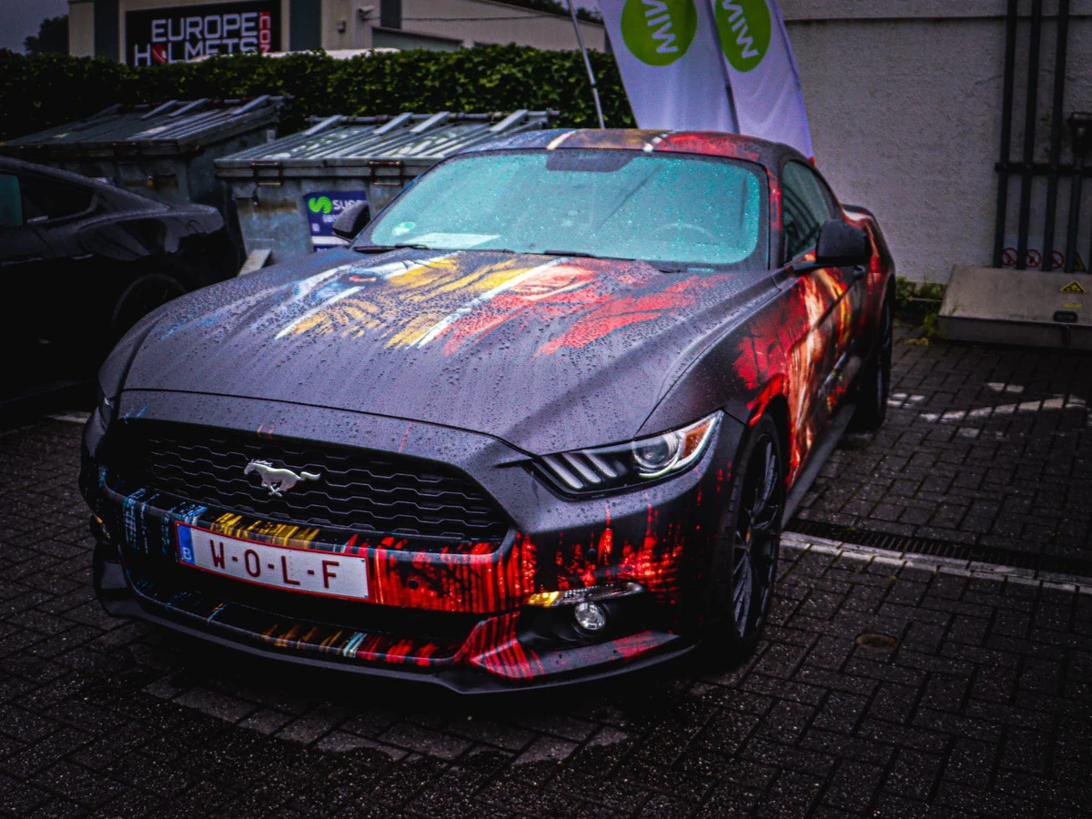 Ford Mustang Wolftang custom livery wrap — voorkant in de regen — FRD × WMR
