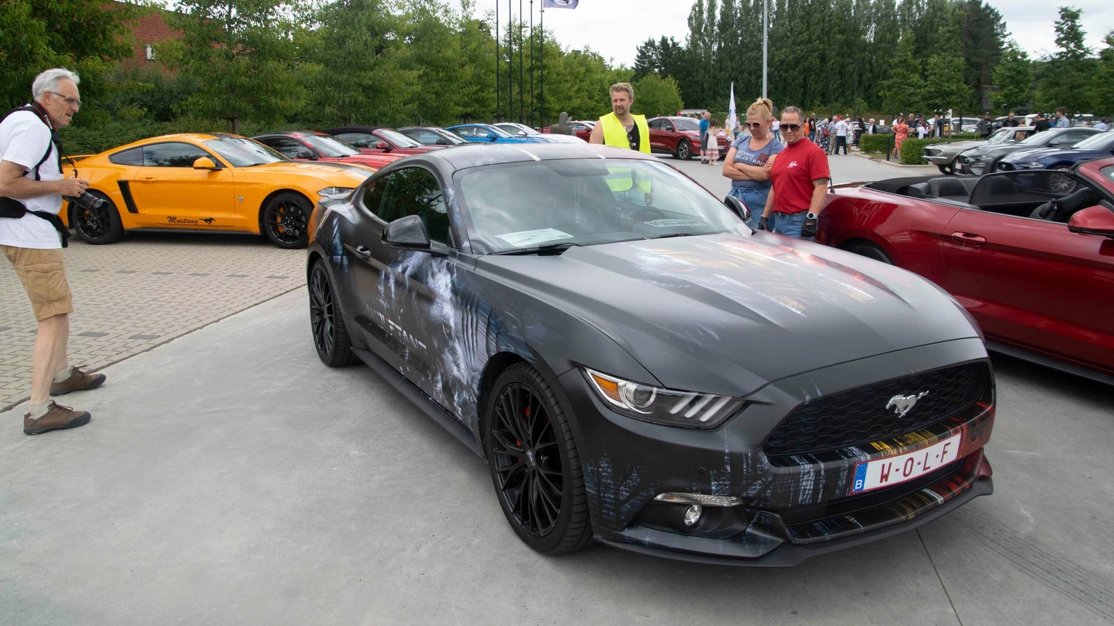 Ford Mustang Wolftang custom livery wrap — ijsblauwe flank op een Mustang-meeting — FRD × WMR