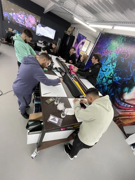 Studenten oefenen aan werkbank op oefenpanelen