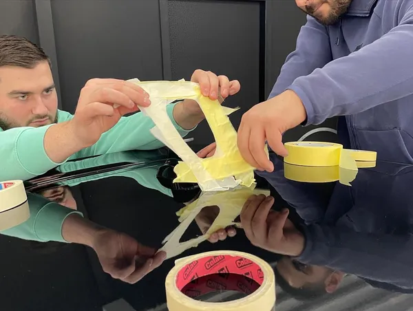 Detail — masking tape techniek op reflecterend oppervlak