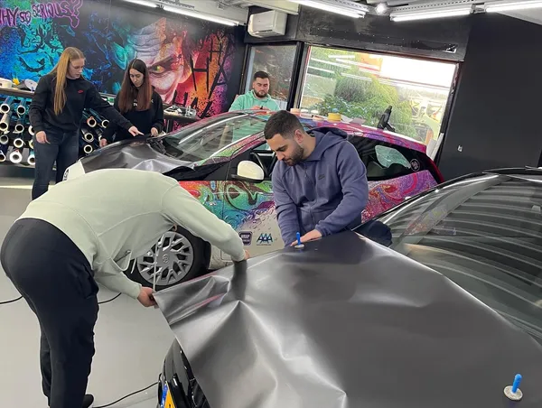 Wrap Master Class — team wrappen in studio met Joker mural