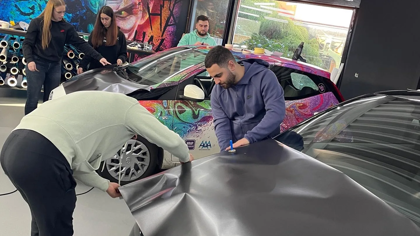 Wrap Master Class workshop — studenten wrappen auto bij Wrap My Ride in Putte